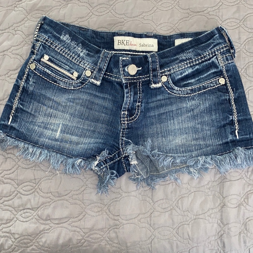 Denim shorts buckle